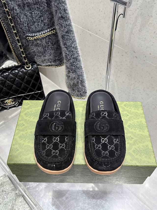 顶级版 Gucci 2025新品厚底互扣式刺绣大G横带穆勒鞋 勃肯半拖 官网同步 原版一比一复刻 最高版本 全新系列聚焦基础廊形与经典细节 这款便鞋选用品牌独具
