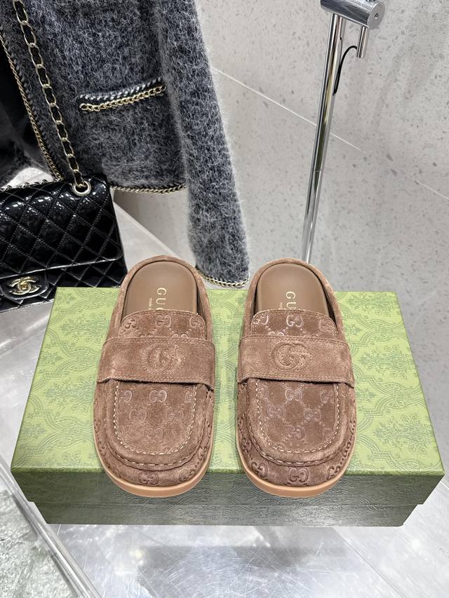顶级版 Gucci 2025新品厚底互扣式刺绣大G横带穆勒鞋 勃肯半拖 官网同步 原版一比一复刻 最高版本 全新系列聚焦基础廊形与经典细节 这款便鞋选用品牌独具