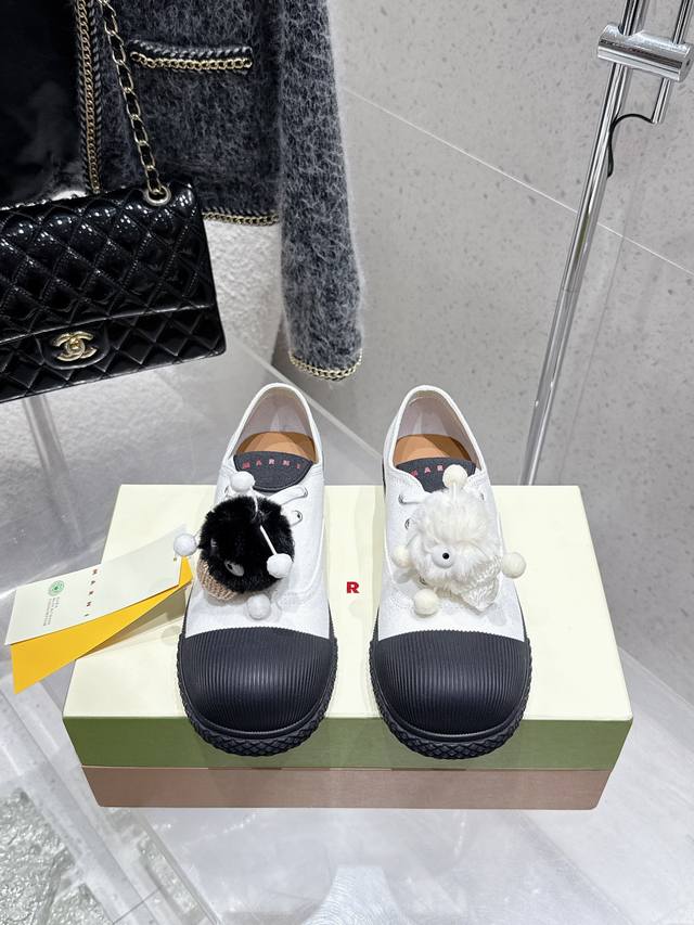 Marni 25Ss 新款大头鞋 太萌了 Marni 2025春夏新品的Cotton Wave大头鞋，延续了品牌一贯的简约与时尚风格。设计灵感来源于自然界的波浪