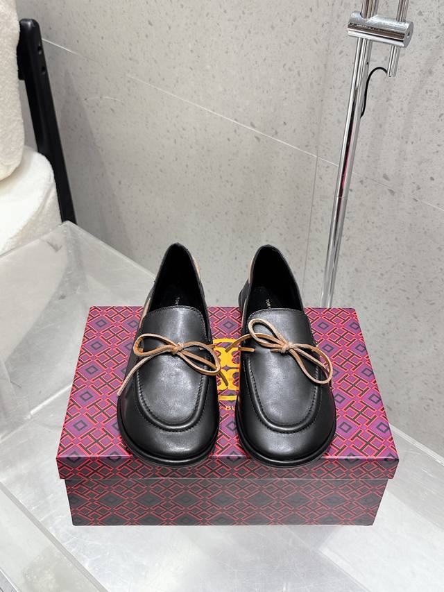 出厂： Tory Burch 25Ss新款 蝴蝶结 一脚蹬 平底舒适百搭圆头乐福鞋 材料：进口小牛皮面料 羊猄内里 大底：原版耐磨橡胶大底 码数：35-41 4