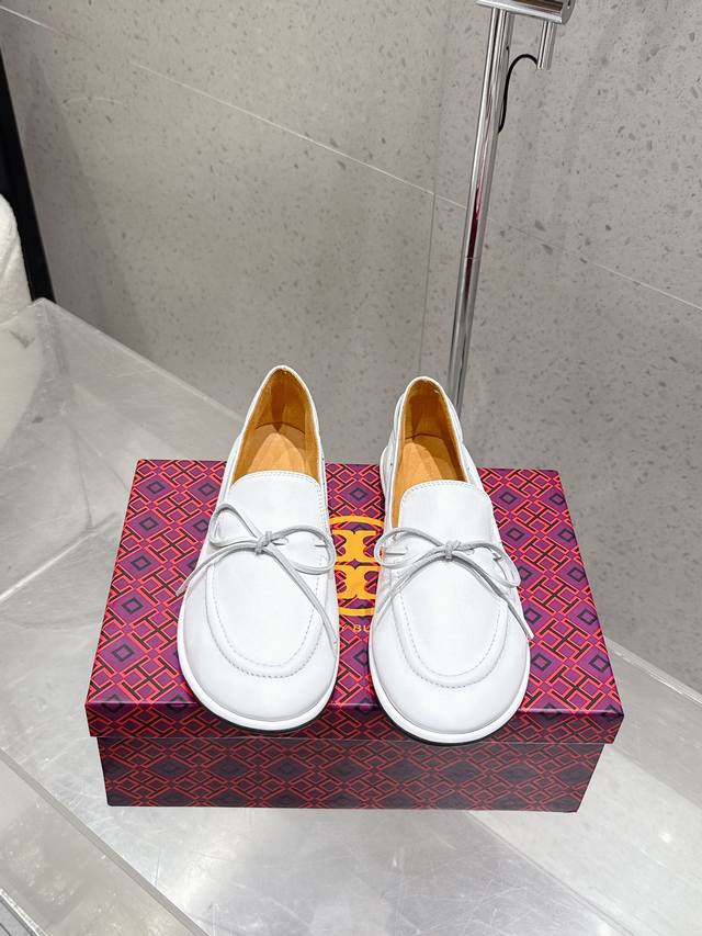 出厂： Tory Burch 25Ss新款 蝴蝶结 一脚蹬 平底舒适百搭圆头乐福鞋 材料：进口小牛皮面料 羊猄内里 大底：原版耐磨橡胶大底 码数：35-41 4