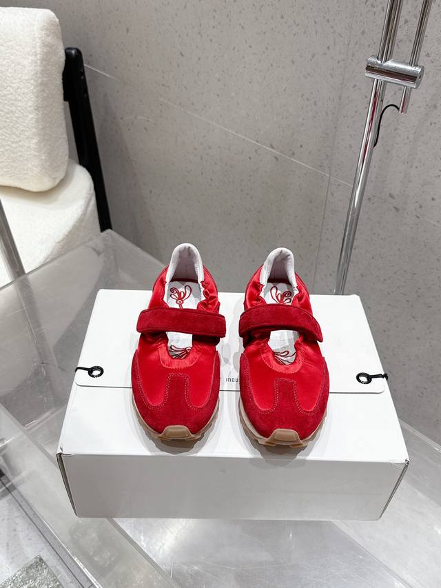 出厂 Foot Industry潮牌 25 最新 复古 珍珠玛丽珍 休闲 运动鞋 将复古慢跑鞋的舒适 性与玛丽珍鞋的少女美学巧妙结合。 选用高品质亲肤牛皮制作鞋