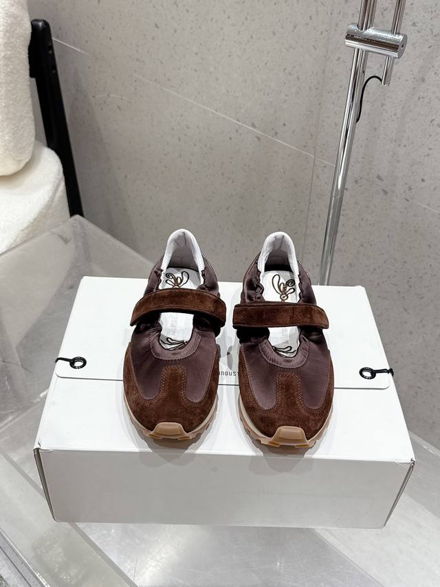 出厂 Foot Industry潮牌 25 最新 复古 珍珠玛丽珍 休闲 运动鞋 将复古慢跑鞋的舒适 性与玛丽珍鞋的少女美学巧妙结合。 选用高品质亲肤牛皮制作鞋