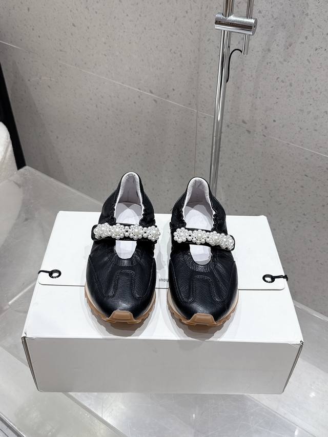 出厂 Foot Industry潮牌 25 最新 复古 珍珠玛丽珍 休闲 运动鞋 将复古慢跑鞋的舒适 性与玛丽珍鞋的少女美学巧妙结合。 选用高品质亲肤牛皮制作鞋