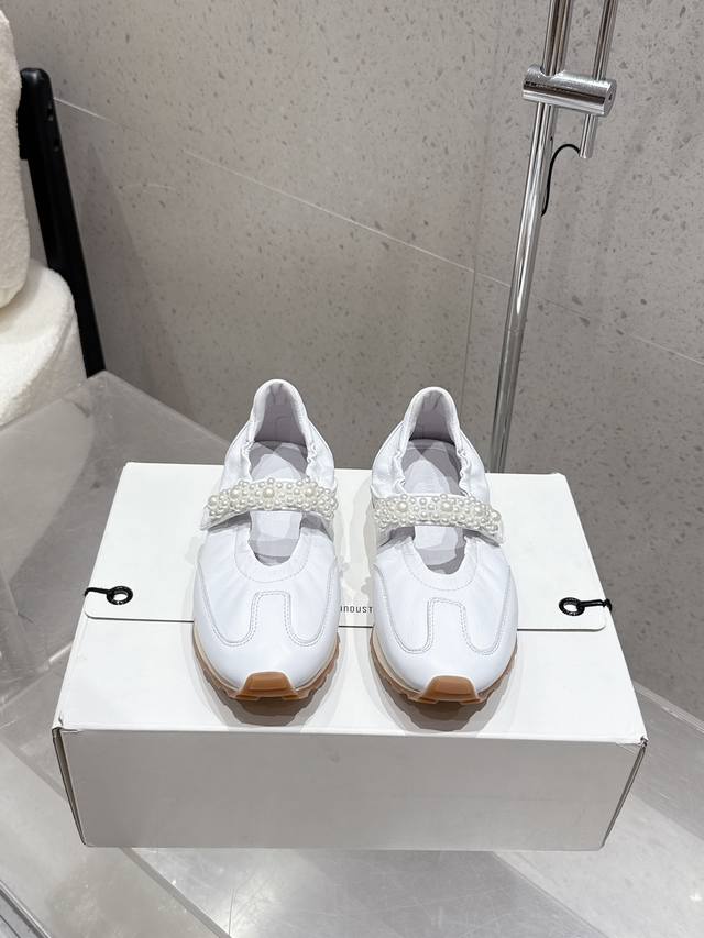 出厂 Foot Industry潮牌 25 最新 复古 珍珠玛丽珍 休闲 运动鞋 将复古慢跑鞋的舒适 性与玛丽珍鞋的少女美学巧妙结合。 选用高品质亲肤牛皮制作鞋
