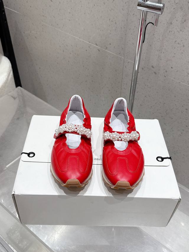 出厂 Foot Industry潮牌 25 最新 复古 珍珠玛丽珍 休闲 运动鞋 将复古慢跑鞋的舒适 性与玛丽珍鞋的少女美学巧妙结合。 选用高品质亲肤牛皮制作鞋