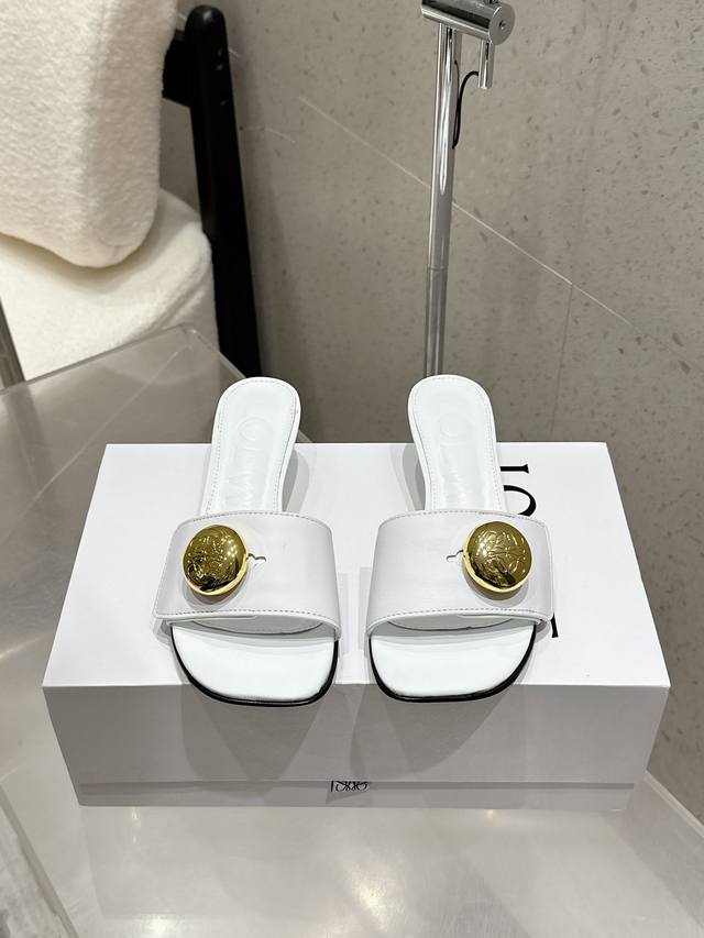 工厂P价 Loewe 罗意威 25 春夏新品 Etal Anagram 露趾一字拖鞋 高跟鞋 疯狂种草简约设计感觉更干净优雅 让你念念不忘 颜色也很耐看漂亮，上