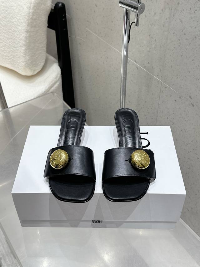 工厂P价 Loewe 罗意威 25 春夏新品 Etal Anagram 露趾一字拖鞋 高跟鞋 疯狂种草简约设计感觉更干净优雅 让你念念不忘 颜色也很耐看漂亮，上