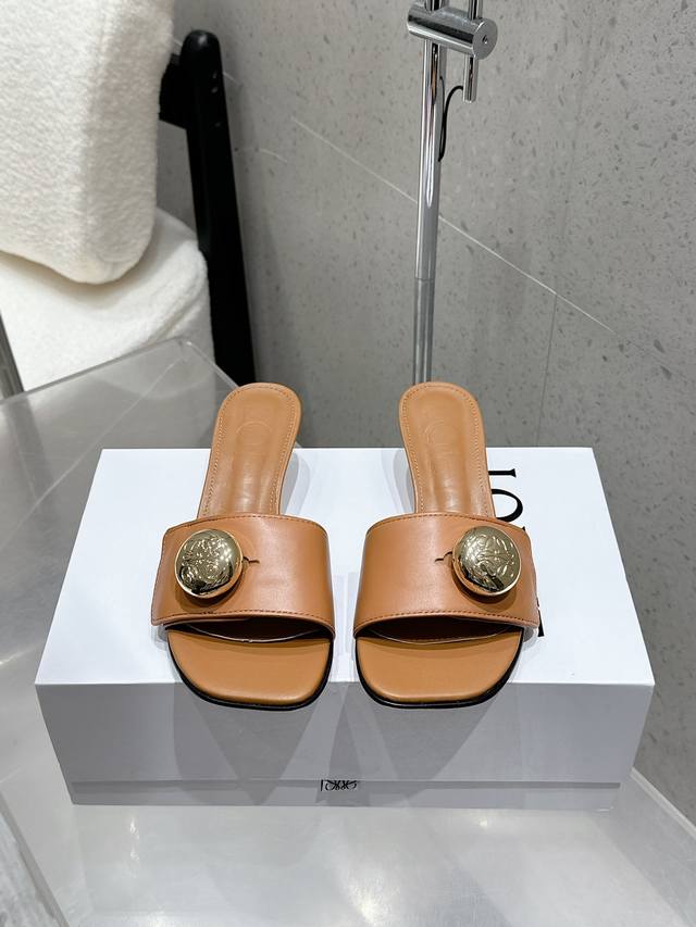 工厂P价 Loewe 罗意威 25 春夏新品 Etal Anagram 露趾一字拖鞋 高跟鞋 疯狂种草简约设计感觉更干净优雅 让你念念不忘 颜色也很耐看漂亮，上