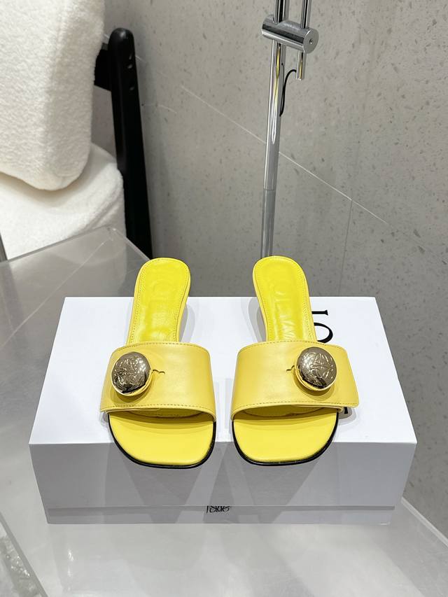 工厂P价 Loewe 罗意威 25 春夏新品 Etal Anagram 露趾一字拖鞋 高跟鞋 疯狂种草简约设计感觉更干净优雅 让你念念不忘 颜色也很耐看漂亮，上