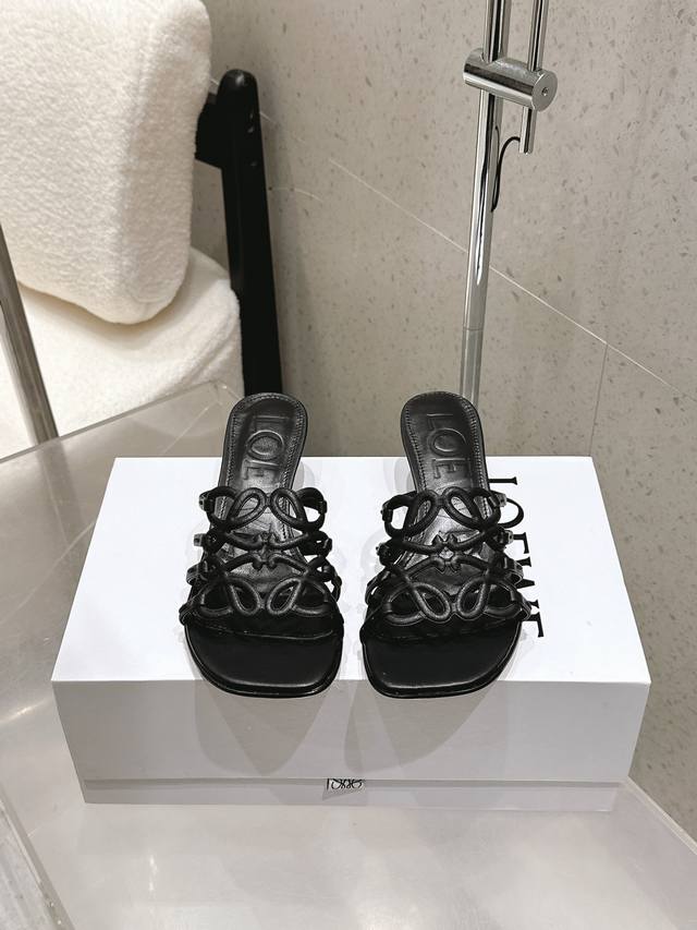 工厂P价 Loewe 罗意威 25 春夏新品 Etal Anagram 露趾镂空 拖鞋 高跟鞋 疯狂种草简约设计感觉更干净优雅 让你念念不忘 颜色也很耐看漂亮，