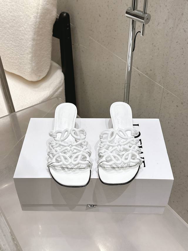 工厂P价 Loewe 罗意威 25 春夏新品 Etal Anagram 露趾镂空 拖鞋 高跟鞋 疯狂种草简约设计感觉更干净优雅 让你念念不忘 颜色也很耐看漂亮，