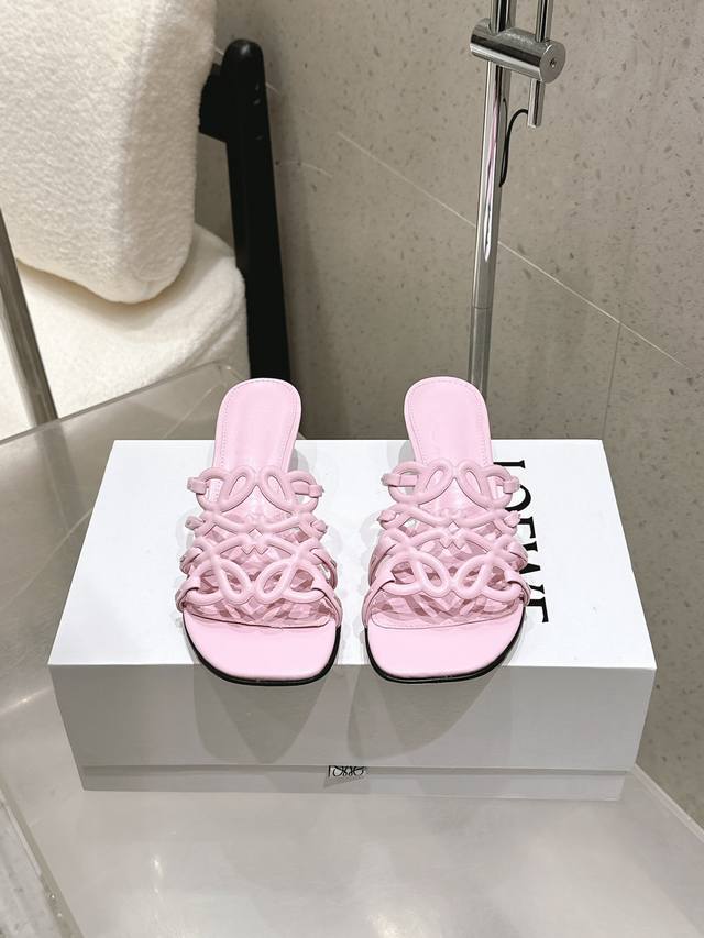 工厂P价 Loewe 罗意威 25 春夏新品 Etal Anagram 露趾镂空 拖鞋 高跟鞋 疯狂种草简约设计感觉更干净优雅 让你念念不忘 颜色也很耐看漂亮，