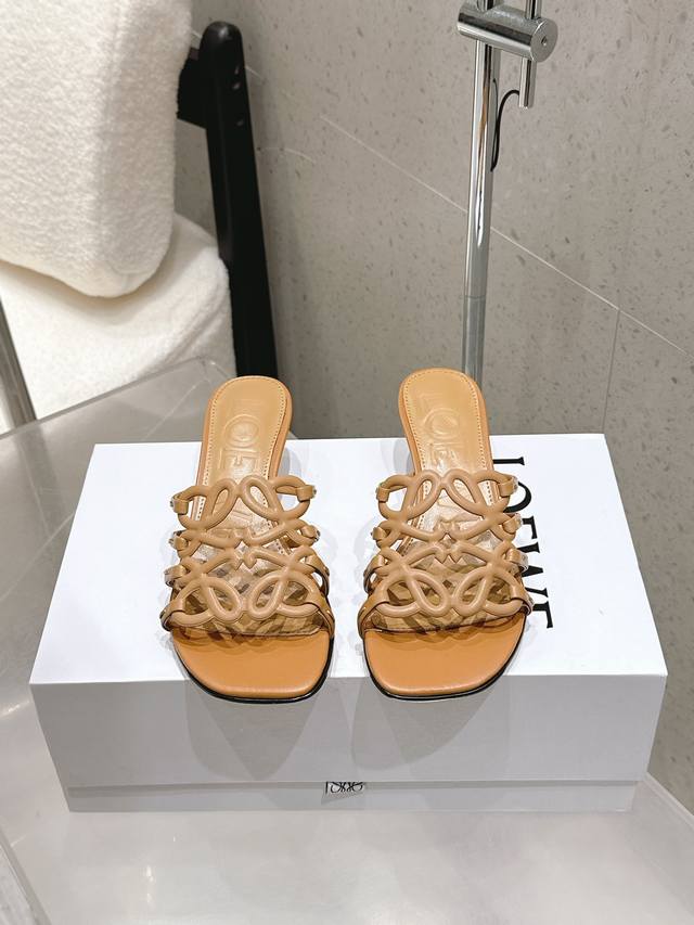 工厂P价 Loewe 罗意威 25 春夏新品 Etal Anagram 露趾镂空 拖鞋 高跟鞋 疯狂种草简约设计感觉更干净优雅 让你念念不忘 颜色也很耐看漂亮，