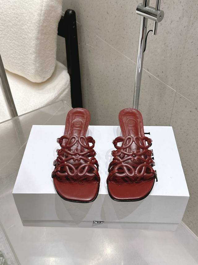 工厂P价 Loewe 罗意威 25 春夏新品 Etal Anagram 露趾镂空 拖鞋 高跟鞋 疯狂种草简约设计感觉更干净优雅 让你念念不忘 颜色也很耐看漂亮，