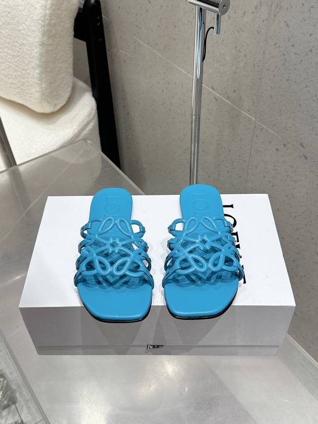 工厂P价 Loewe 罗意威 25 春夏新品 Etal Anagram 露趾镂空 拖鞋 疯狂种草简约设计感觉更干净优雅 让你念念不忘 颜色也很耐看漂亮，上脚瞬间