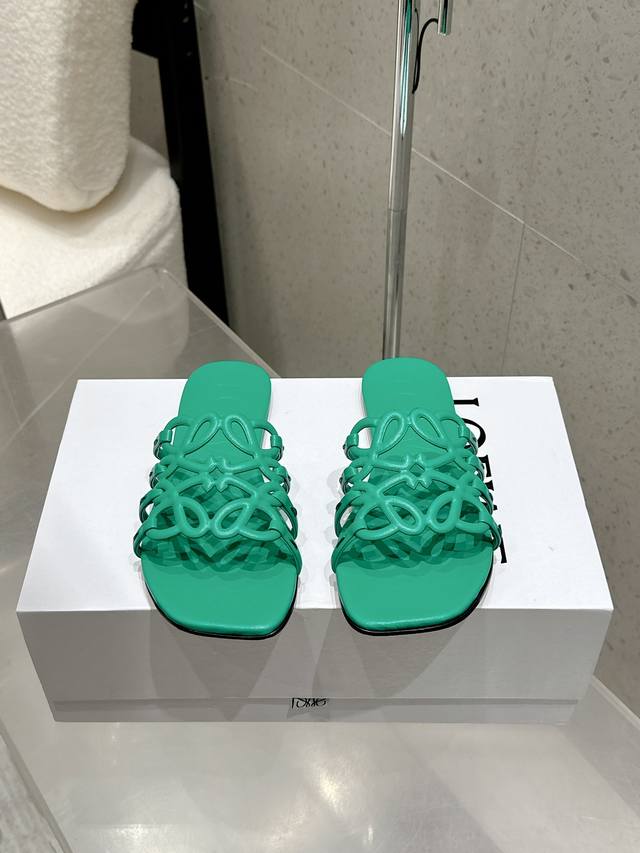 工厂P价 Loewe 罗意威 25 春夏新品 Etal Anagram 露趾镂空 拖鞋 疯狂种草简约设计感觉更干净优雅 让你念念不忘 颜色也很耐看漂亮，上脚瞬间