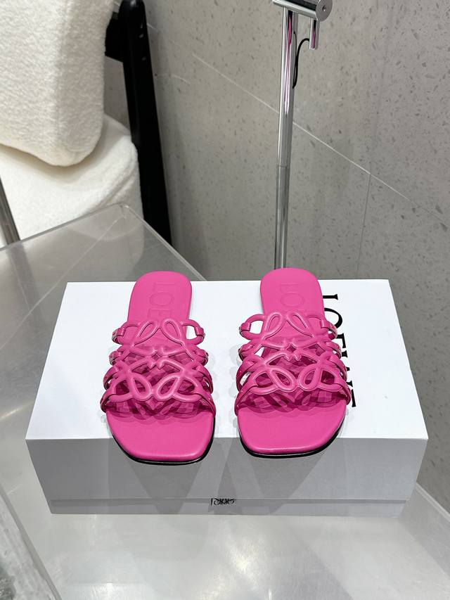 工厂P价 Loewe 罗意威 25 春夏新品 Etal Anagram 露趾镂空 拖鞋 疯狂种草简约设计感觉更干净优雅 让你念念不忘 颜色也很耐看漂亮，上脚瞬间