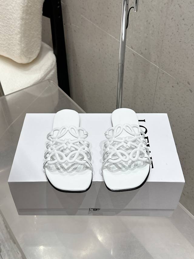 工厂P价 Loewe 罗意威 25 春夏新品 Etal Anagram 露趾镂空 拖鞋 疯狂种草简约设计感觉更干净优雅 让你念念不忘 颜色也很耐看漂亮，上脚瞬间