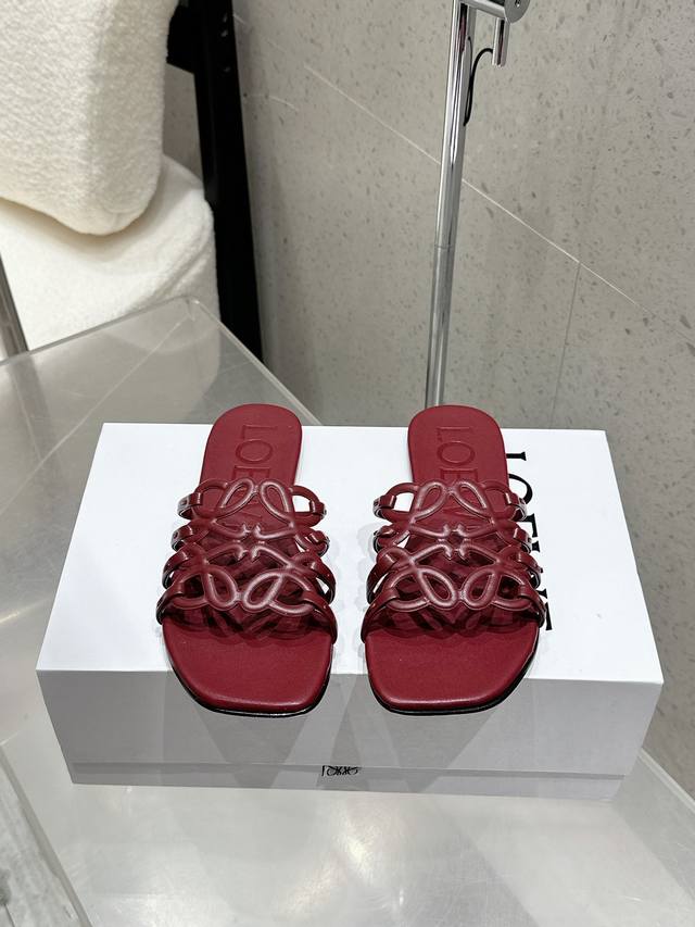 工厂P价 Loewe 罗意威 25 春夏新品 Etal Anagram 露趾镂空 拖鞋 疯狂种草简约设计感觉更干净优雅 让你念念不忘 颜色也很耐看漂亮，上脚瞬间
