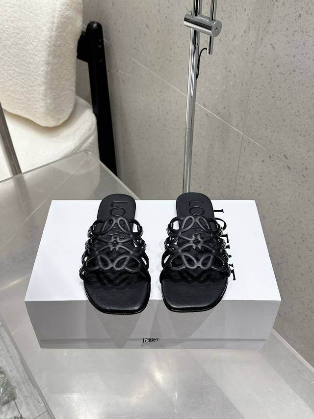 工厂P价 Loewe 罗意威 25 春夏新品 Etal Anagram 露趾镂空 拖鞋 疯狂种草简约设计感觉更干净优雅 让你念念不忘 颜色也很耐看漂亮，上脚瞬间