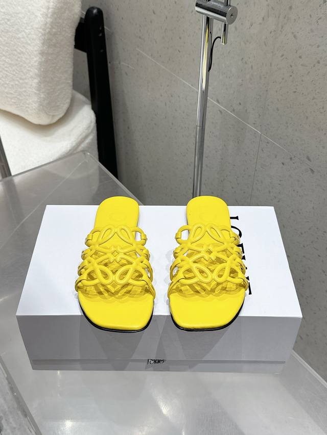 工厂P价 Loewe 罗意威 25 春夏新品 Etal Anagram 露趾镂空 拖鞋 疯狂种草简约设计感觉更干净优雅 让你念念不忘 颜色也很耐看漂亮，上脚瞬间