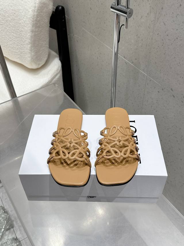 工厂P价 Loewe 罗意威 25 春夏新品 Etal Anagram 露趾镂空 拖鞋 疯狂种草简约设计感觉更干净优雅 让你念念不忘 颜色也很耐看漂亮，上脚瞬间