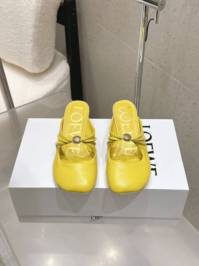 工厂P价 Loewe 罗意威 25 春夏新品 小猫跟包头拖鞋 方头半拖 高跟鞋 疯狂种草简约设计感觉更干净优雅 让你念念不忘 颜色也很耐看漂亮，上脚瞬间气质十足