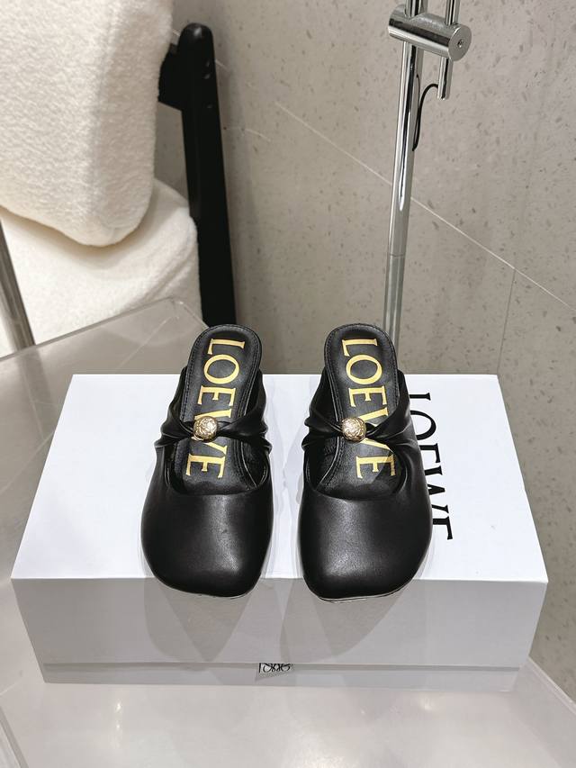 工厂P价 Loewe 罗意威 25 春夏新品 小猫跟包头拖鞋 方头半拖 高跟鞋 疯狂种草简约设计感觉更干净优雅 让你念念不忘 颜色也很耐看漂亮，上脚瞬间气质十足