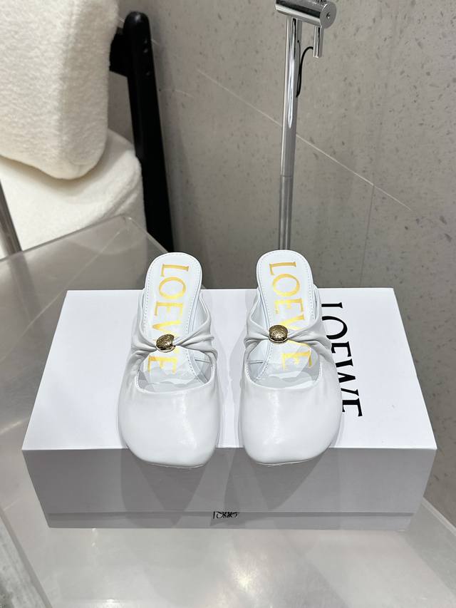 工厂P价 Loewe 罗意威 25 春夏新品 小猫跟包头拖鞋 方头半拖 高跟鞋 疯狂种草简约设计感觉更干净优雅 让你念念不忘 颜色也很耐看漂亮，上脚瞬间气质十足