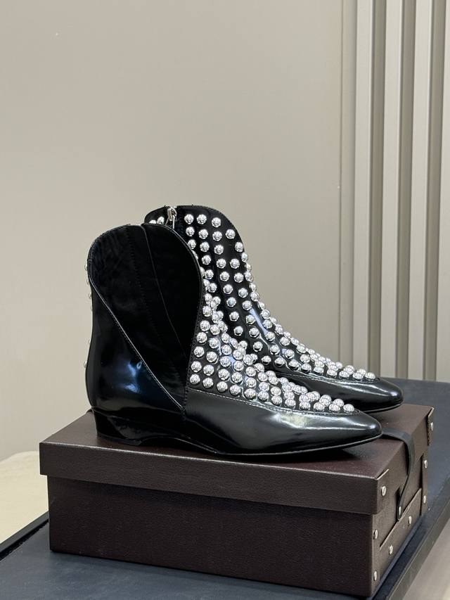 顶级品质 Alaia 25新款 铆钉踝靴 超好看啊，酷酷的感觉 小牛皮搭配铆钉，很有味道 羊皮内里，意大利进口牛皮底 Size 35-41