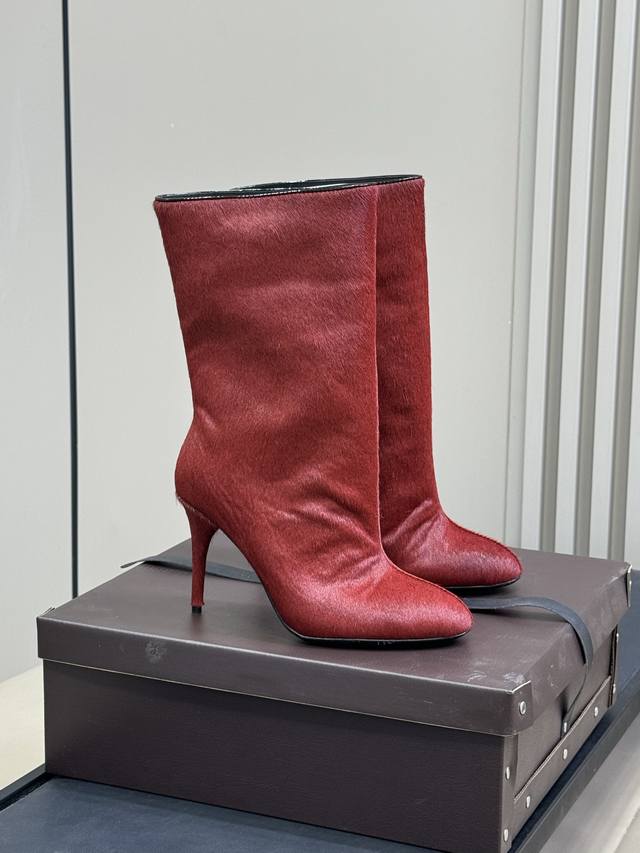 顶级品质 Alaia｜易梦玲同款高跟短靴 该款黑色小牛皮高跟短靴，正面点缀装饰蝴蝶结，搭配90毫米鞋跟与22厘米靴筒；时尚百搭造型，凸显女性独特魅力！ Size