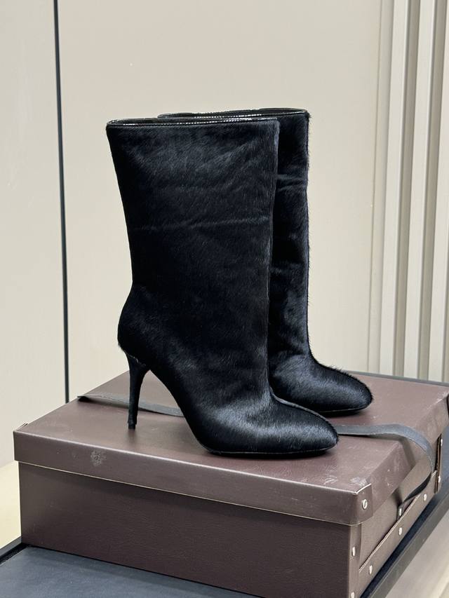 顶级品质 Alaia｜易梦玲同款高跟短靴 该款黑色小牛皮高跟短靴，正面点缀装饰蝴蝶结，搭配90毫米鞋跟与22厘米靴筒；时尚百搭造型，凸显女性独特魅力！ Size