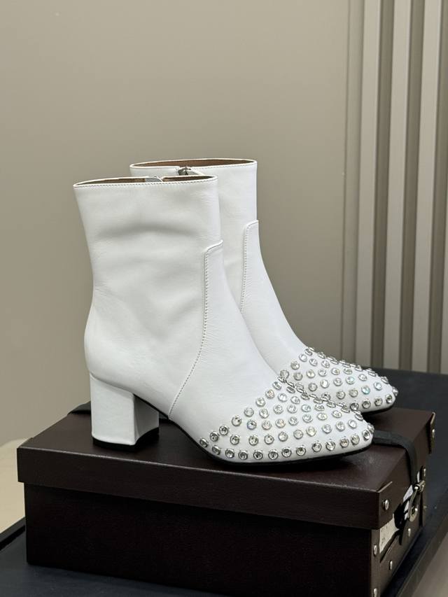 顶级品质 Alaia 水晶踝靴新品 25秋冬 做个Blingbling的女孩纸啊 这也太闪耀啦，而且粗跟也很稳！ 小牛皮材质，牛皮底 Size 35-41