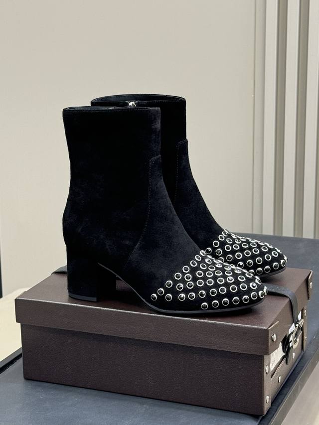 顶级品质 Alaia 水晶踝靴新品 25秋冬 做个Blingbling的女孩纸啊 这也太闪耀啦，而且粗跟也很稳！ 小牛皮材质，牛皮底 Size 35-41
