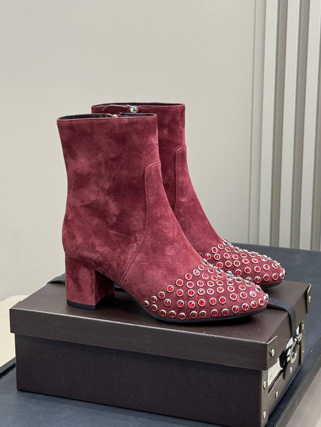 顶级品质 Alaia 水晶踝靴新品 25秋冬 做个Blingbling的女孩纸啊 这也太闪耀啦，而且粗跟也很稳！ 小牛皮材质，牛皮底 Size 35-41