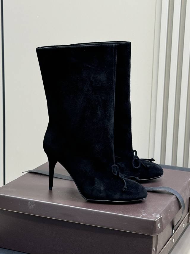 顶级品质 Alaia｜易梦玲同款高跟短靴 该款黑色小牛皮高跟短靴，正面点缀装饰蝴蝶结，搭配90毫米鞋跟与22厘米靴筒；时尚百搭造型，凸显女性独特魅力！ Size