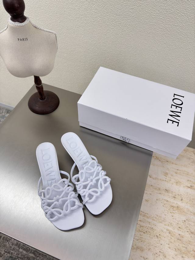 罗意威 Loewe 拖鞋 品牌Logo 猫跟拖鞋 舒适 透气 个性 鞋面：原版Logo设计 内里: 小牛皮里 白色 橡胶底定制230 Loewe秋日超百搭 猫跟