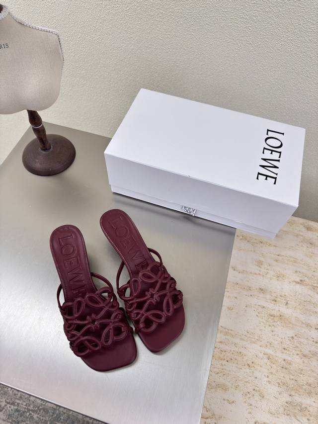 罗意威 Loewe 拖鞋 品牌Logo 猫跟拖鞋 舒适 透气 个性 鞋面：原版Logo设计 内里: 小牛皮里 酒红色 橡胶底定制230 Loewe秋日超百搭 猫