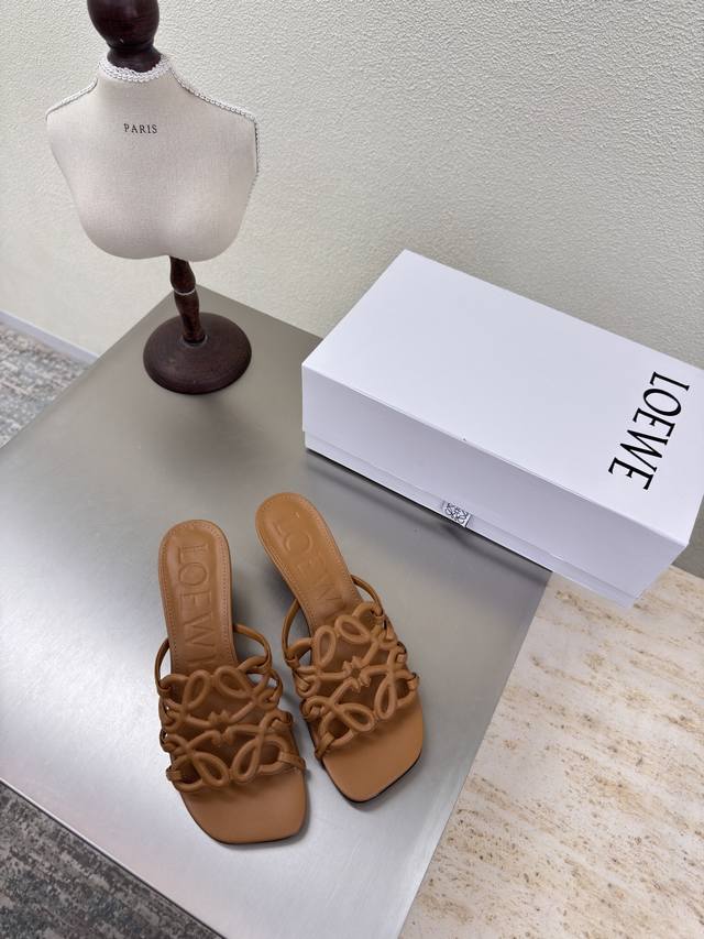 罗意威 Loewe 拖鞋 品牌Logo 猫跟拖鞋 舒适 透气 个性 鞋面：原版Logo设计 内里: 小牛皮里 杏色 橡胶底定制230 Loewe秋日超百搭 猫跟