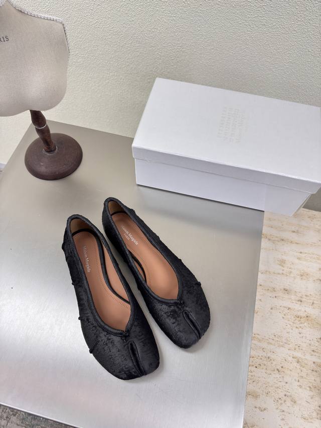 鱼鳞系 特殊材质 Mm6 Maison Margiela 特殊材质 对标对版 大热时尚风格 黑色 Mm6 Maison Margiela的实验性从功能主义的解构