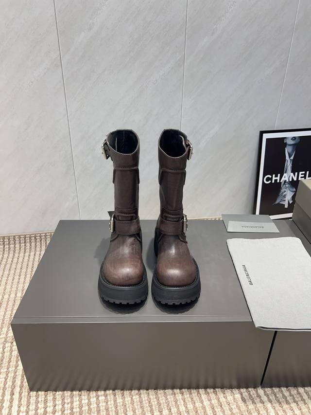 出厂:中靴 独家顶级版本 Balenciag*巴黎世*家2025Vs秋冬新款靴子系列 圆头复古罗马厚底中靴 巴黎世家今年又出战靴！胖嘟嘟大头这么可爱啊！黑暗系的