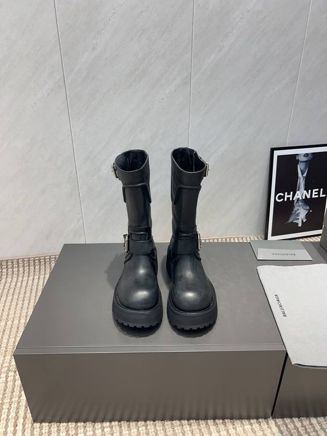 出厂:中靴 独家顶级版本 Balenciag*巴黎世*家2025Vs秋冬新款靴子系列 圆头复古罗马厚底中靴 巴黎世家今年又出战靴！胖嘟嘟大头这么可爱啊！黑暗系的
