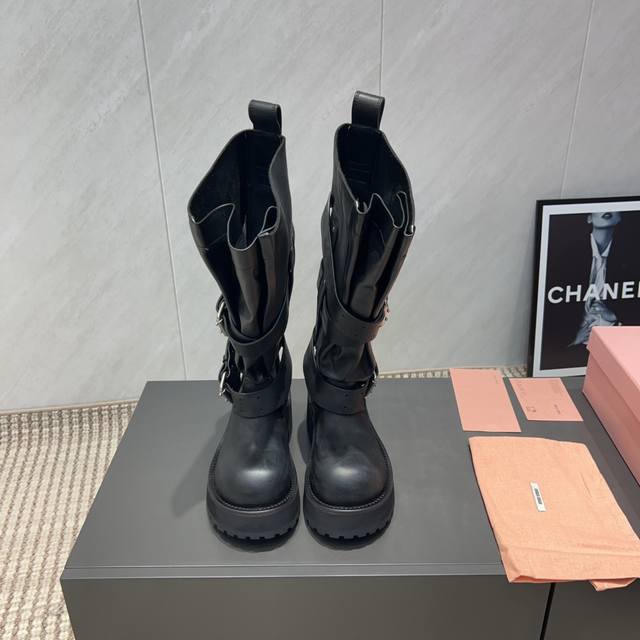 出厂:高靴 独家顶级版本 Balenciag*巴黎世*家2025Vs秋冬新款靴子系列 圆头复古罗马厚底高靴 巴黎世家今年又出战靴！胖嘟嘟大头这么可爱啊！黑暗系的