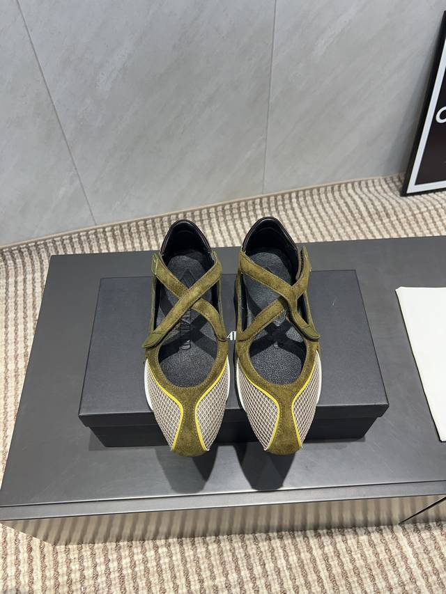 出厂: 独家顶级版本 The Attico25Vs春夏新款系列 圆头拼色芭蕾休闲鞋 简约的圆头造型，复古中透着精致 鞋带的设计增添了几分灵动，而且它的百搭属性真