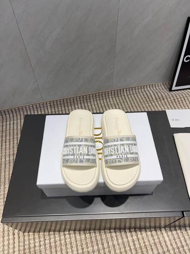 出厂: 独家顶级版本 Dior 迪奥 25Ss 夏季新款 沙滩拖鞋 夏季到海边度假的最佳选择，这款最得意的设计就是垫脚磨砂面，区别于任何一款果冻鞋，碰水不会滑脚
