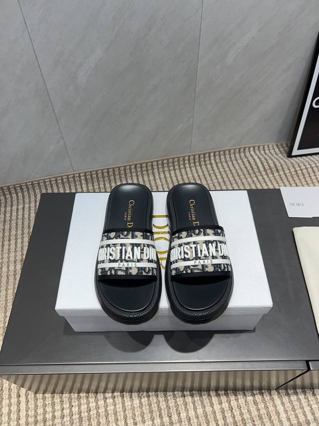 出厂: 独家顶级版本 Dior 迪奥 25Ss 夏季新款 沙滩拖鞋 夏季到海边度假的最佳选择，这款最得意的设计就是垫脚磨砂面，区别于任何一款果冻鞋，碰水不会滑脚