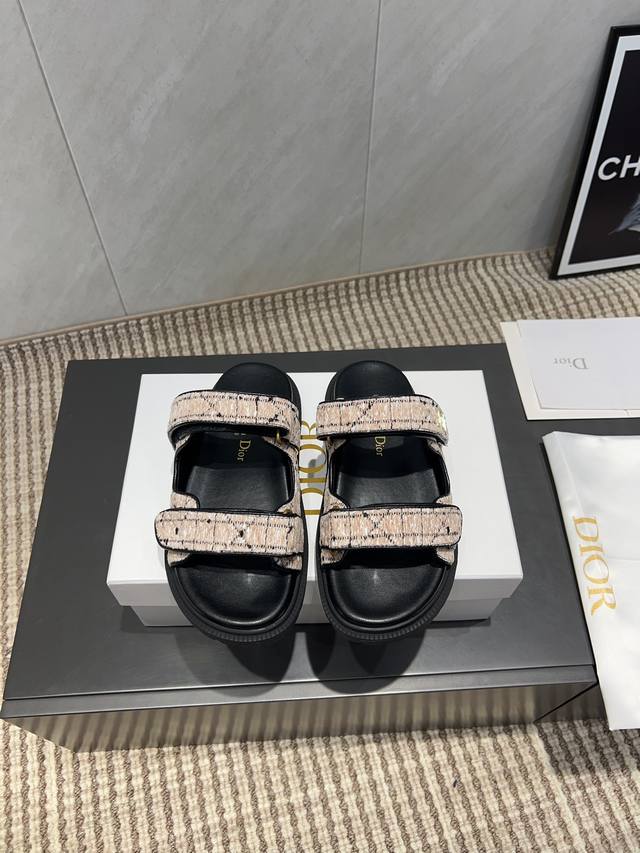 出厂: 独家顶级版本 Dior 迪奥 25Ss 夏季高版本经典爆款凉鞋系列 沙滩厚底凉拖 简约超级百搭. 上脚完美奢华可任意搭配春夏服饰. 脚感更是舒适！材质原