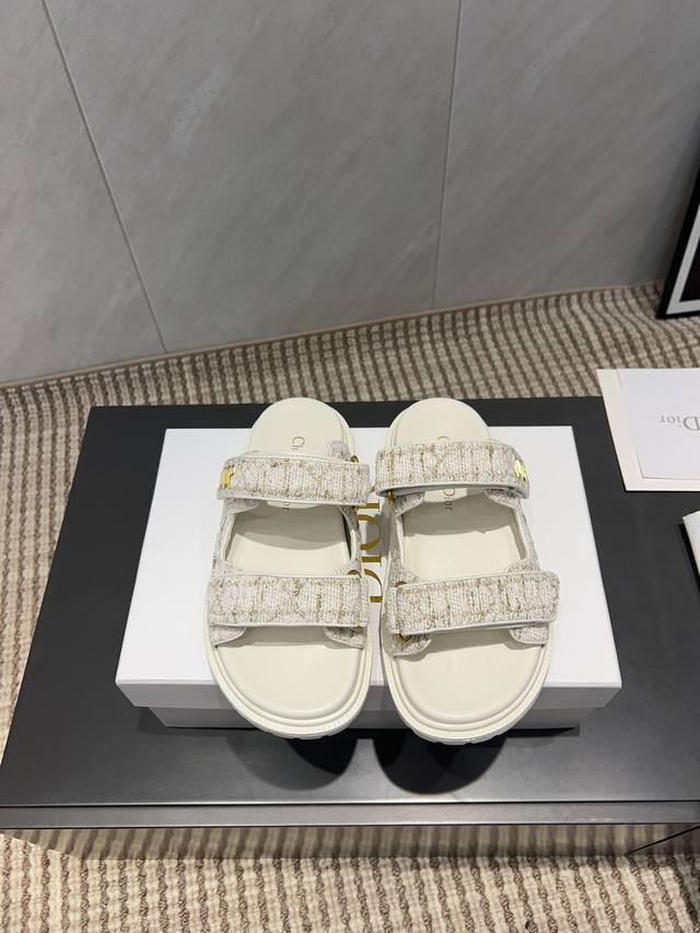 出厂: 独家顶级版本 Dior 迪奥 25Ss 夏季高版本经典爆款凉鞋系列 沙滩厚底凉拖 简约超级百搭. 上脚完美奢华可任意搭配春夏服饰. 脚感更是舒适！材质原