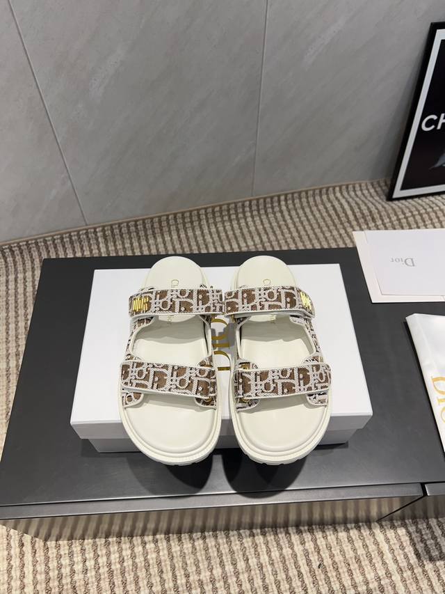 出厂: 独家顶级版本 Dior 迪奥 25Ss 夏季高版本经典爆款凉鞋系列 沙滩厚底凉拖 简约超级百搭. 上脚完美奢华可任意搭配春夏服饰. 脚感更是舒适！材质原